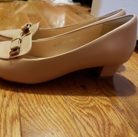 Pink leather low heel pumps - Picture 3 of 3